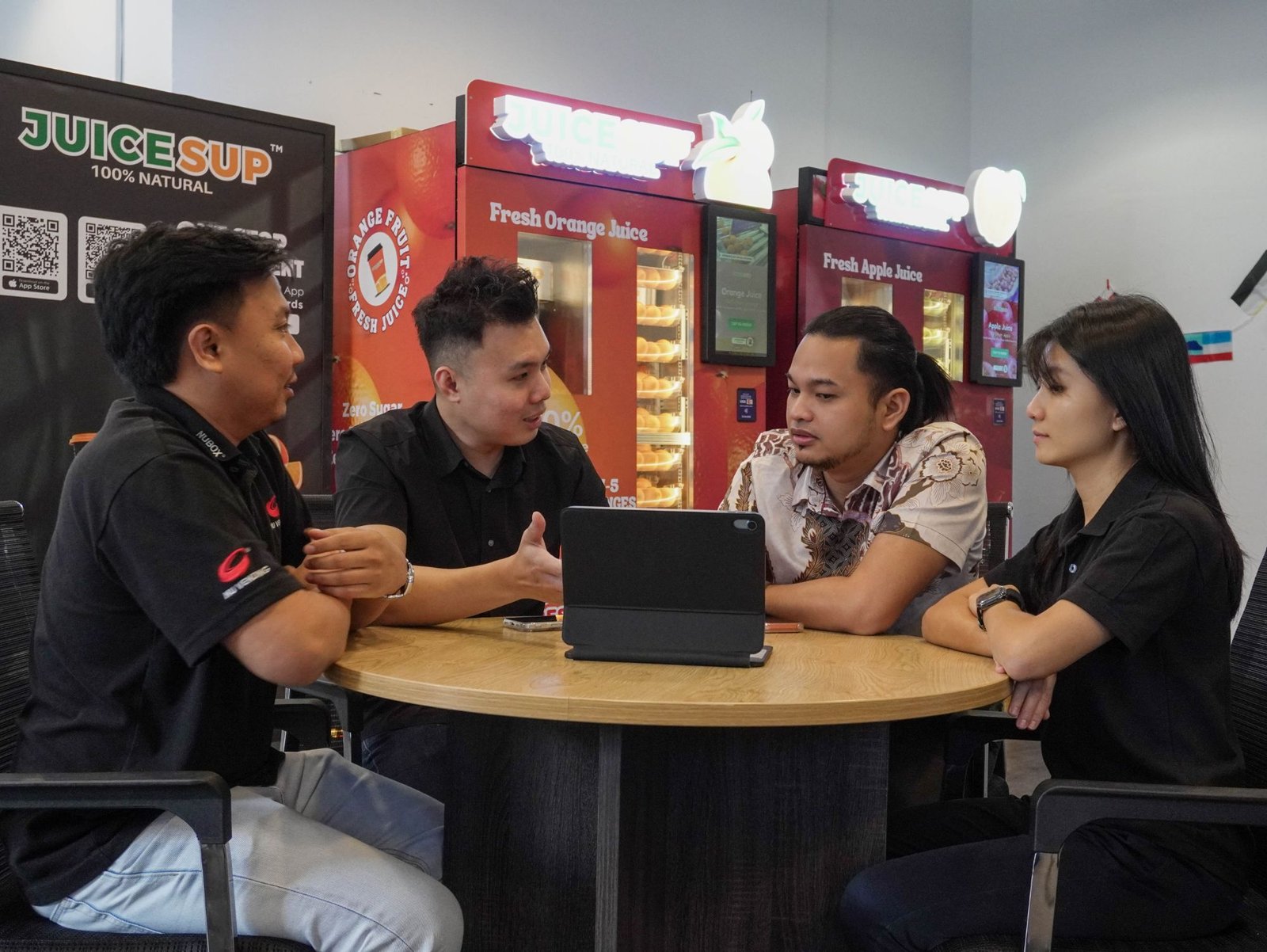 Consultation session in front of Juicesup orange and apple juice machines